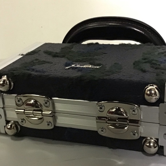 Julien David Case With Detachable Strap - Picture 4 of 7